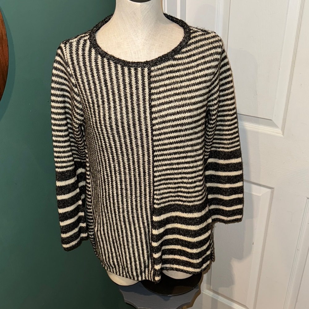 Women’s Habitat gray striped sweater. Size Medium‎